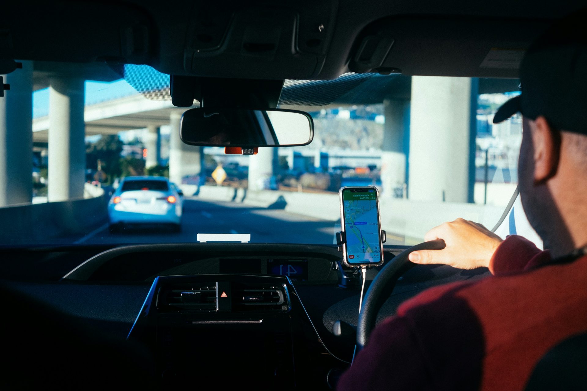 person holding iphone 6 inside car